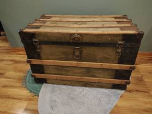lot 48 image: Vintage Trunk