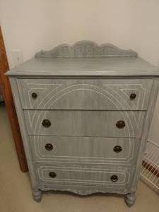 lot 61 image: Four Drawer Chest Dresser
