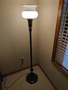 lot 64 image: Metal Floor Lamp