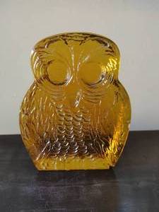 lot 31 image: Vintage Amber Colored Glass Owl