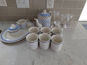 lot 40 image: Villeroy & Boch Group Tea Set with Four Crystal Candlesticks