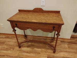 lot 43 image: Antique Console Table