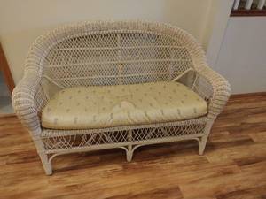 lot 44 image: Wicker Bench