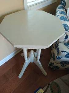 lot 5 image: End Table