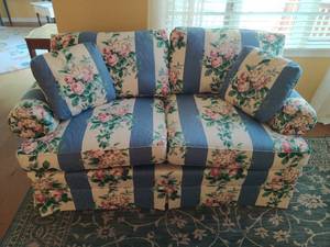 lot 15 image: Henredon Loveseat