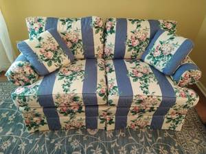 lot 16 image: Henredon Loveseat