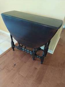 lot 20 image: Antique Drop Leaf Table
