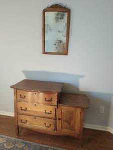 lot 21 image: Antique Victorian Gentlemans Dresser