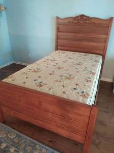lot 22 image: Custom 34 Size Bed