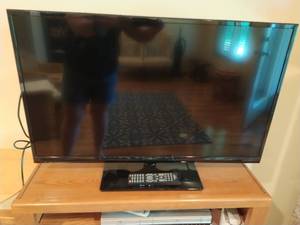 lot 60 image: 39 Insignia TV and Sony DVDVHS Player