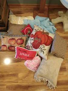 lot 81 image: Collection of Linens