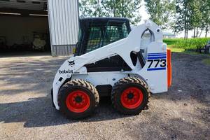lot 1 image: 2001 Bobcat 773 Skid Loader Skid Steer