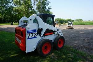 lot 3 image: 2001 Bobcat 773 Skid Loader Skid Steer