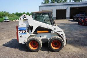 lot 4 image: 2000 Bobcat 773 Advantage Series Skid Loader Skid Steer