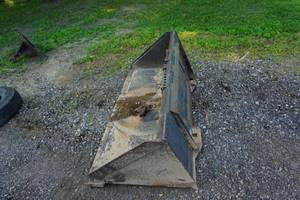 lot 10 image: Universal Mount Bobcat Skid Loader Skid Steer 66 Standard Excavation Bucket