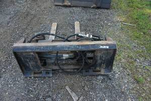 lot 9 image: Universal Mount Bobcat Skid Loader Skid Steer Hydraulic Pallet Fork Attachment