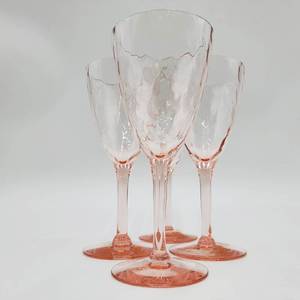 lot 32 image: Set of 4 Vintage Pink Hammered TallGlass WineChampagne Glasses ($100 Value)