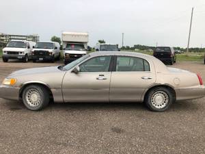 lot 8 image: 2001 Lincoln Town Car Executive -