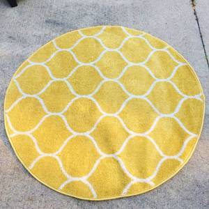 Beautiful Contemporary Pattern Gold &amp White Round Rug - Made In Turkey - Great Condition - 4 Foot Diameter - No Stains