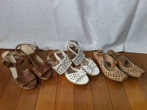 lot 208 image: 3 Pairs Womens Leather Sandals All Size 7