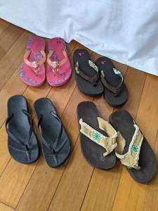 lot 211 image: 4 pairs Womens Flip Flops Sanuk