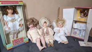 lot 228 image: Lot of (5) Porcelain Dolls Paradise Galleries, Classic Treasure, & More