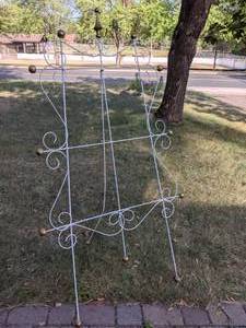 lot 375 image: Beautiful Vintage Ornate Metal Easel