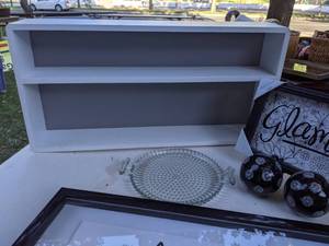 lot 261 image: Lot of Home Decor (Wall Signs, Shelf & More)
