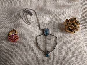 lot 281 image: Kate Spade Rings with Eyeglass Necklace
