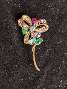 lot 284 image: Colorful Hollycraft Flower Brooch