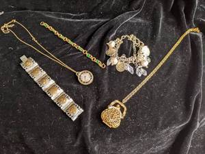 lot 271 image: Vintage Jewelry Includes Bracelet, Necklace and more...