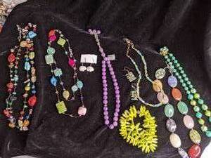 lot 275 image: Beautiful Natural Stone and Glass Bead Jewelry incl. Turquoise, Coral and Agate plus lots of other Stones and Gems