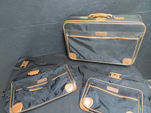 lot 17 image: 3 PC PIERRE CARDIN LUGGAGE