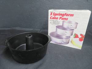 lot 29 image: 3 SPRINGFORM CAKE PANS AND A POUND CAKE PAN