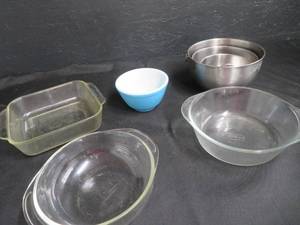 lot 33 image: VINTAGE PYREX BAKING GLASSWARE, SMALLER MILKBLUE PYREX BOWL, 1 GLASSBAKE DISH, 3 MIXING BOWLS
