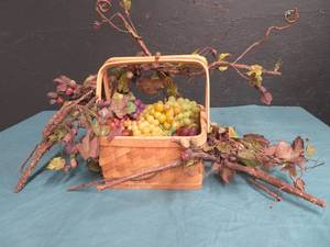 lot 43 image: HOME DECOR BASKET OF GRAPES AND BENDABLE GRAPE VINES