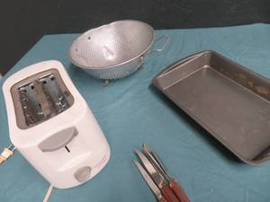 lot 44 image: TOASTER, BAKING PAN, STRAINER, 9 KNIVES