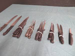 lot 47 image: LARGE SET OF KNIVES. DIFFERENT SIZES