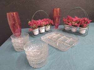 lot 51 image: 2 METAL WOVEN BASKETS WITH FLOWERS- 6 GLASS BOWLS- GLASS SERVING TRAY- 2 PURPLE VINE GLASSES