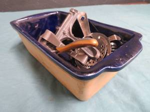 lot 68 image: THE GREAT AMERICAN STONEWARE FACTORY 1607 BREAD PAN WITH UNIQUE VINTAGE TOOLS