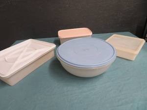 lot 71 image: LOT OF 4 VINTAGE TUPPERWARE CONTAINERS