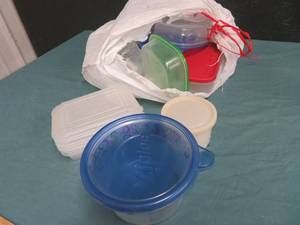 lot 72 image: FULL BAG OF PLASTIC TUPPERWEAR CONTAINERS