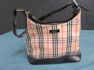 lot 73 image: BURBERRY LONDON PURSE