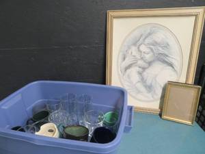 lot 85 image: MOTHER AND CHILD PICTURE- GOLD FRAME- BIG TOTE FULL OF GLASSES MUGS AND DIFFERENT ALCOHOL CUPS