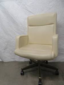lot 91 image: WHITE DESK CHAIR (#91 NOT 90)