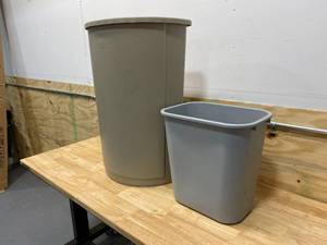 lot 23 image: RUBBERMAID Lot of 2- Garbage Cans