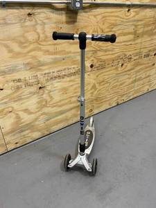 lot 22 image: 3 Wheel Scooter Radio Flyer FX Glide