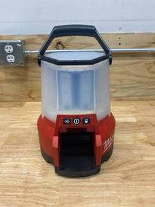 lot 95 image: MILWAUKEE M18 ONE-KEY 18-Volt Lithium-Ion Cordless RADIUS LED Compact Site Light with Twistlock (Tool Only)
