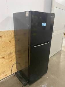 lot 82 image: MAGIC CHEF 10.1 cu. ft. Top Freezer Refrigerator in Black