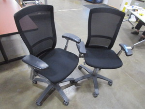 lot 150 image: TWO KNOLL ADJUSTABLE EXECUTIVE OFFICE CHAIRS
